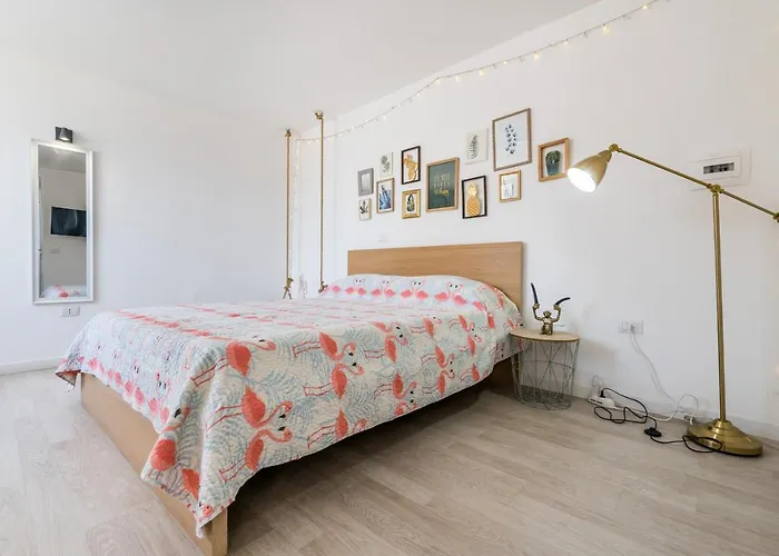 Flamingo לינה וארוחת בוקר 4*