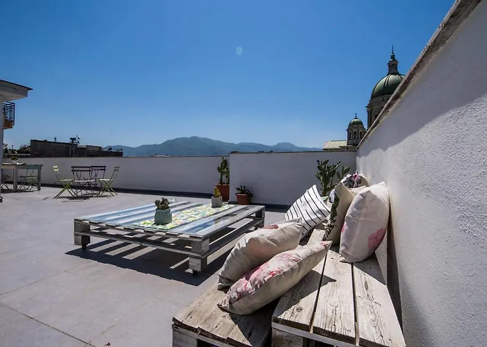 Flamingo לינה וארוחת בוקר 4*